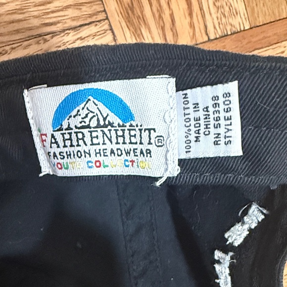 Mo Willem’s Pigeon Black Cap with Blue Bird Embroidery - Picture 3 of 3